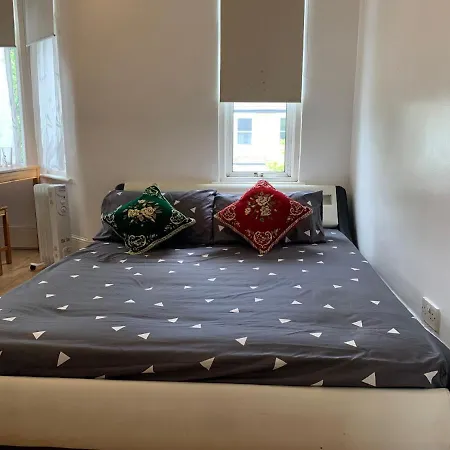 Double Bedroom Near The St James Street Rail Station